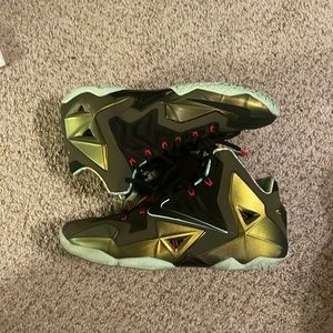 Lebron XI “King’s Pride”
